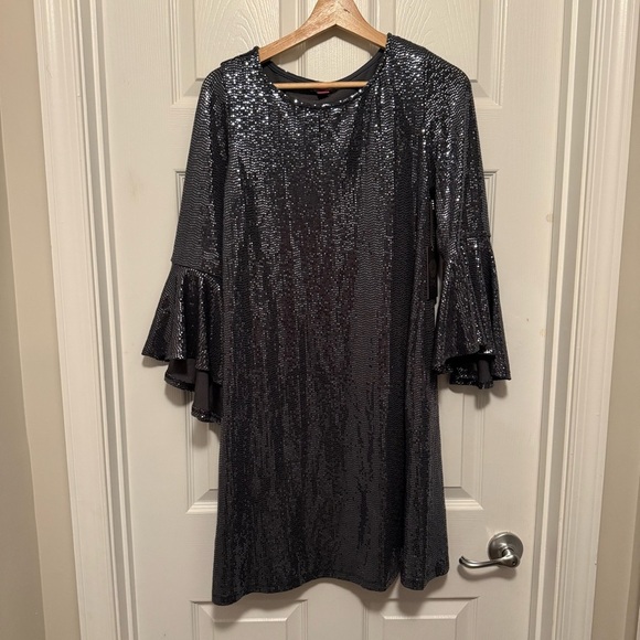 NWT Vince Camuto Women's Flounce Sleeve Shift Dress in Silver Metallic - Picture 2 of 6